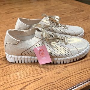 GC Shoes Lex lace up flex sneaker in gold. Removable cushioned insole. Size 8.5